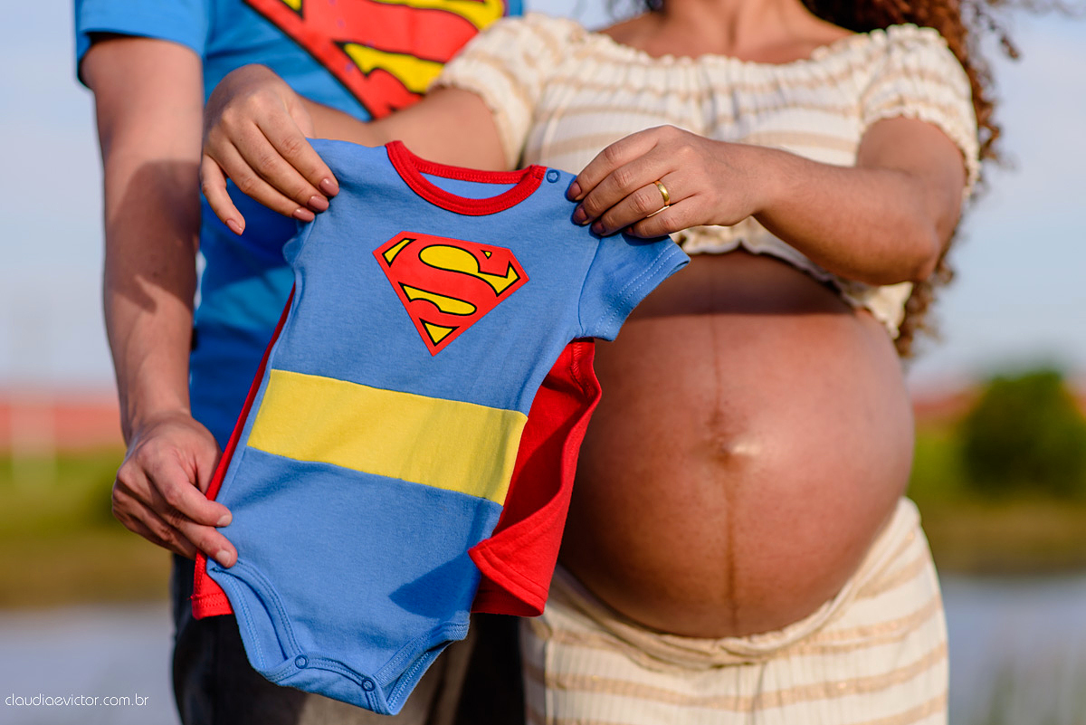 Lindo ensaio de gestante por fotógrafos de casamento de vila velha fotógrafos de casamento de vitória espirito santo es com papai mamãe e muita ansiedade e espera pela chegada do bebê Miguel com por do sol, fotos na floresta e ponte com lago