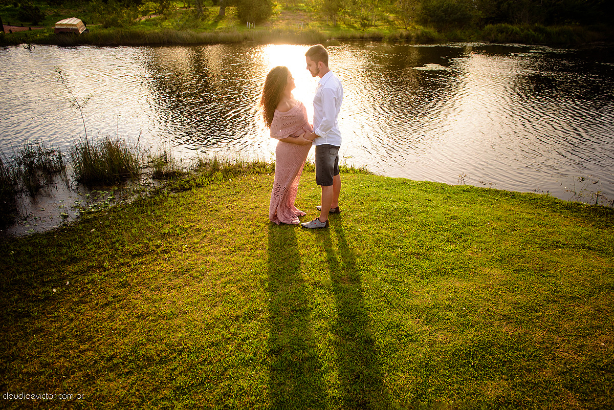 Lindo ensaio de gestante por fotógrafos de casamento de vila velha fotógrafos de casamento de vitória espirito santo es com papai mamãe e muita ansiedade e espera pela chegada do bebê Miguel com por do sol, fotos na floresta e ponte com lago