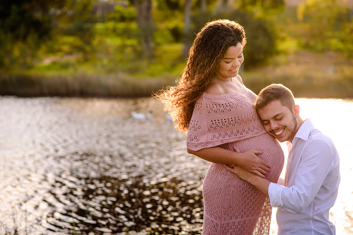 Lindo ensaio de gestante por fotógrafos de casamento de vila velha fotógrafos de casamento de vitória espirito santo es com papai mamãe e muita ansiedade e espera pela chegada do bebê Miguel com por do sol, fotos na floresta e ponte com lago