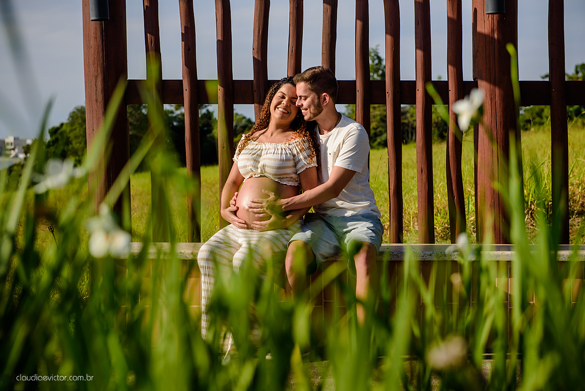 Lindo ensaio de gestante por fotógrafos de casamento de vila velha fotógrafos de casamento de vitória espirito santo es com papai mamãe e muita ansiedade e espera pela chegada do bebê Miguel com por do sol, fotos na floresta e ponte com lago