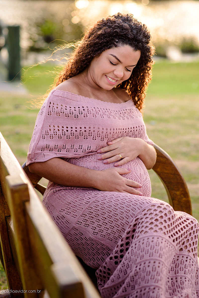Lindo ensaio de gestante por fotógrafos de casamento de vila velha fotógrafos de casamento de vitória espirito santo es com papai mamãe e muita ansiedade e espera pela chegada do bebê Miguel com por do sol, fotos na floresta e ponte com lago