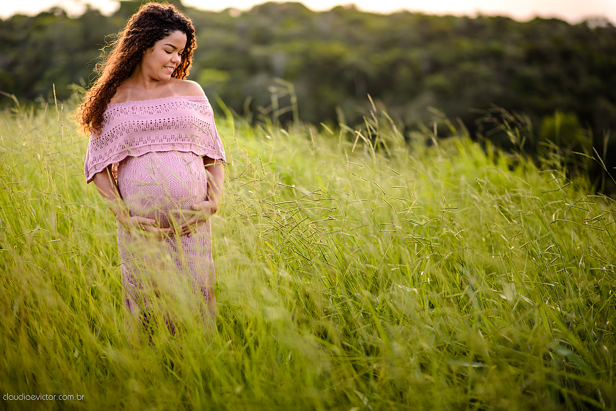 Lindo ensaio de gestante por fotógrafos de casamento de vila velha fotógrafos de casamento de vitória espirito santo es com papai mamãe e muita ansiedade e espera pela chegada do bebê Miguel com por do sol, fotos na floresta e ponte com lago