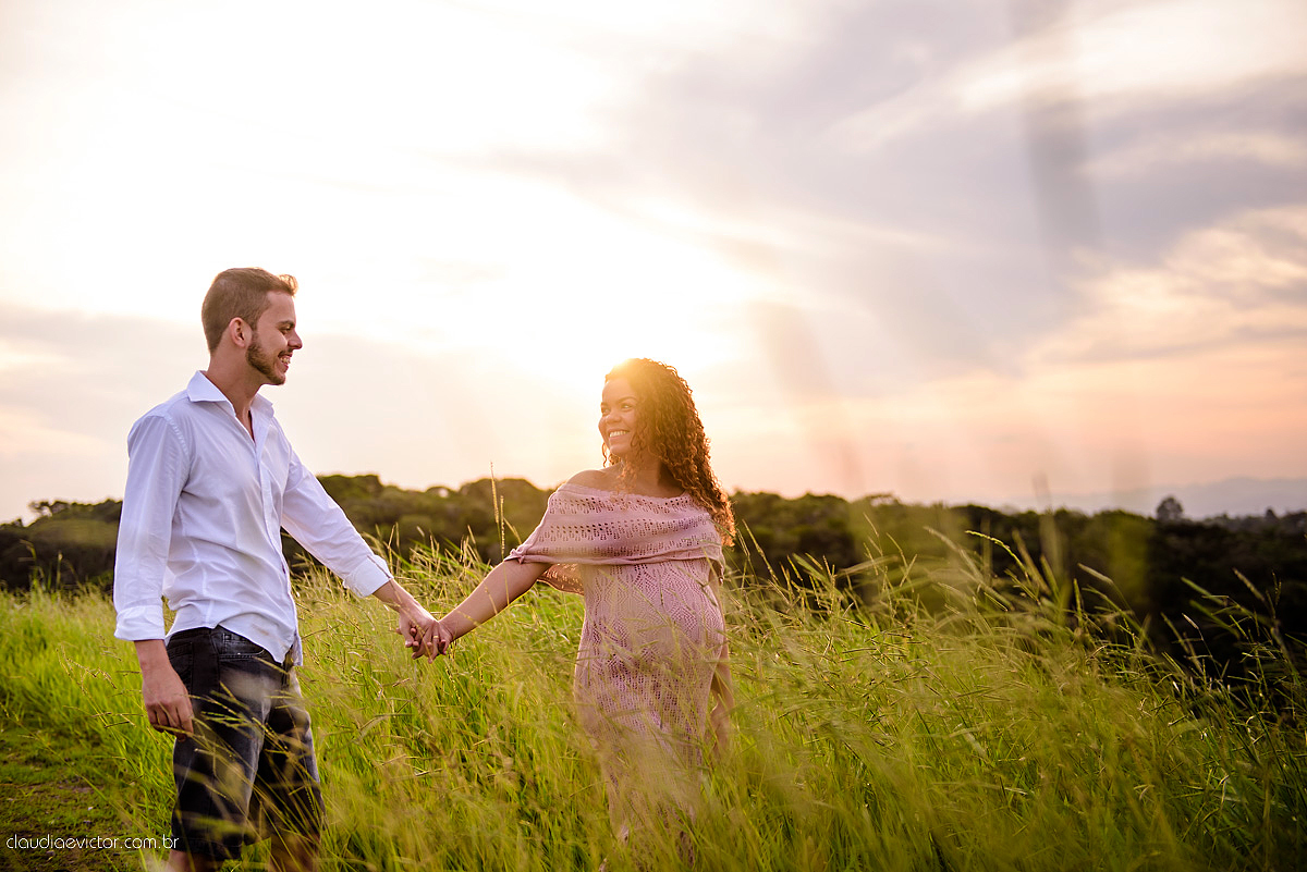 Lindo ensaio de gestante por fotógrafos de casamento de vila velha fotógrafos de casamento de vitória espirito santo es com papai mamãe e muita ansiedade e espera pela chegada do bebê Miguel com por do sol, fotos na floresta e ponte com lago
