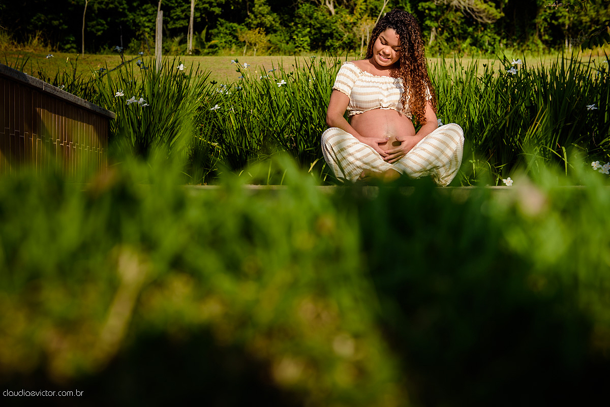 Lindo ensaio de gestante por fotógrafos de casamento de vila velha fotógrafos de casamento de vitória espirito santo es com papai mamãe e muita ansiedade e espera pela chegada do bebê Miguel com por do sol, fotos na floresta e ponte com lago