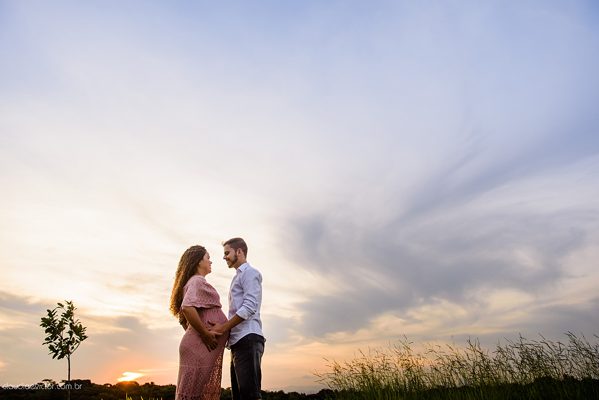Lindo ensaio de gestante por fotógrafos de casamento de vila velha fotógrafos de casamento de vitória espirito santo es com papai mamãe e muita ansiedade e espera pela chegada do bebê Miguel com por do sol, fotos na floresta e ponte com lago