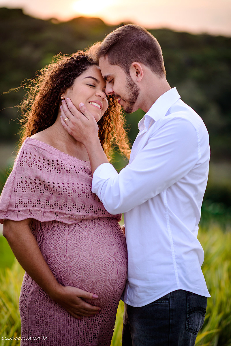 Lindo ensaio de gestante por fotógrafos de casamento de vila velha fotógrafos de casamento de vitória espirito santo es com papai mamãe e muita ansiedade e espera pela chegada do bebê Miguel com por do sol, fotos na floresta e ponte com lago