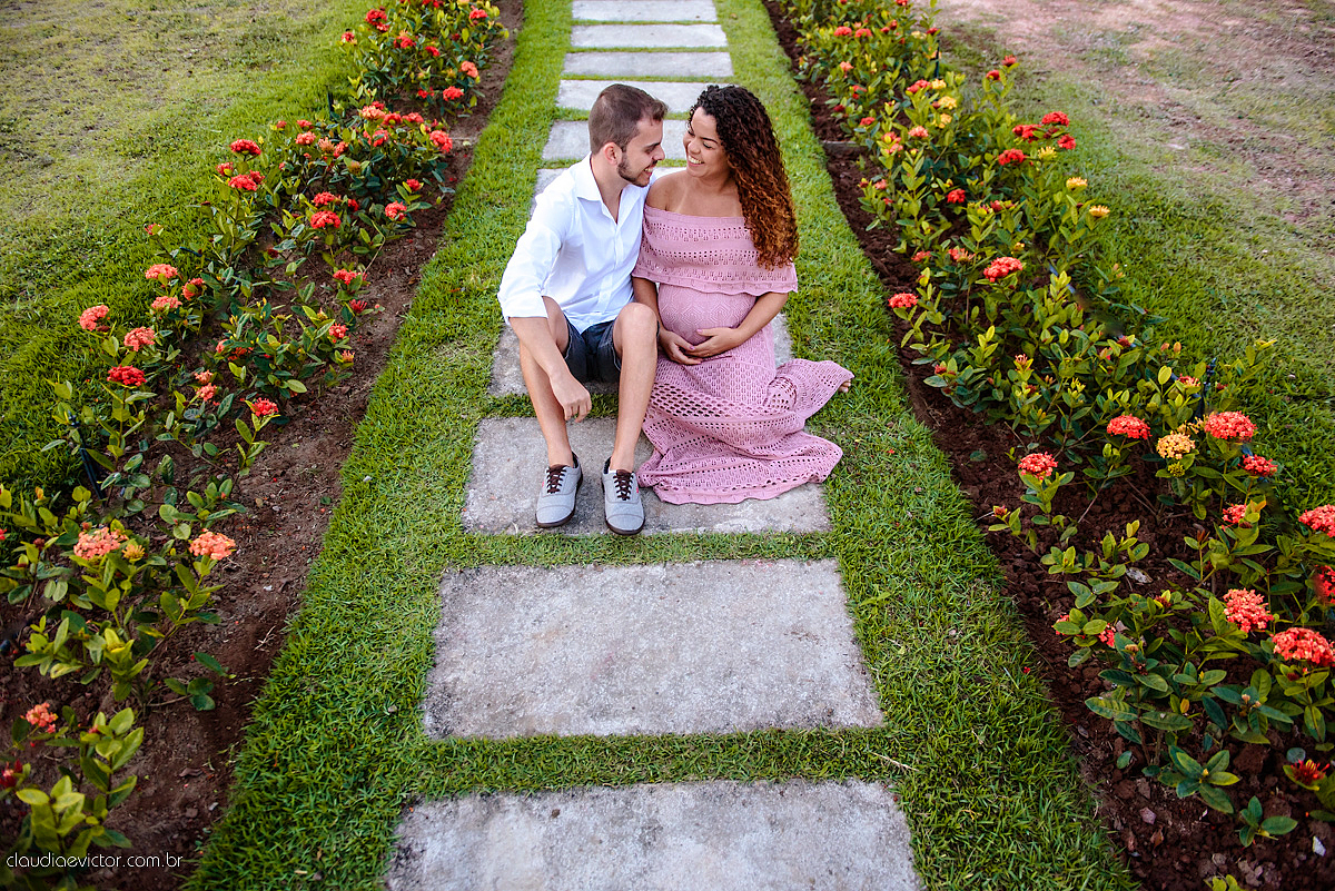 Lindo ensaio de gestante por fotógrafos de casamento de vila velha fotógrafos de casamento de vitória espirito santo es com papai mamãe e muita ansiedade e espera pela chegada do bebê Miguel com por do sol, fotos na floresta e ponte com lago