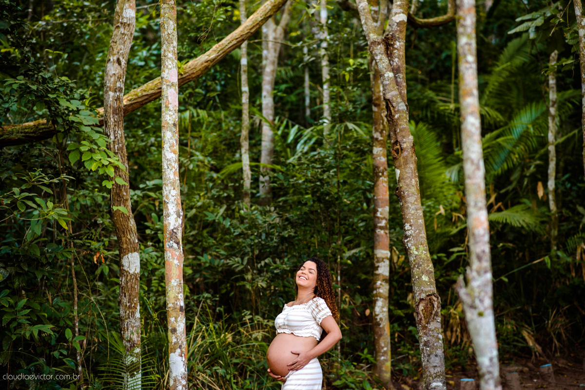 Lindo ensaio de gestante por fotógrafos de casamento de vila velha fotógrafos de casamento de vitória espirito santo es com papai mamãe e muita ansiedade e espera pela chegada do bebê Miguel com por do sol, fotos na floresta e ponte com lago