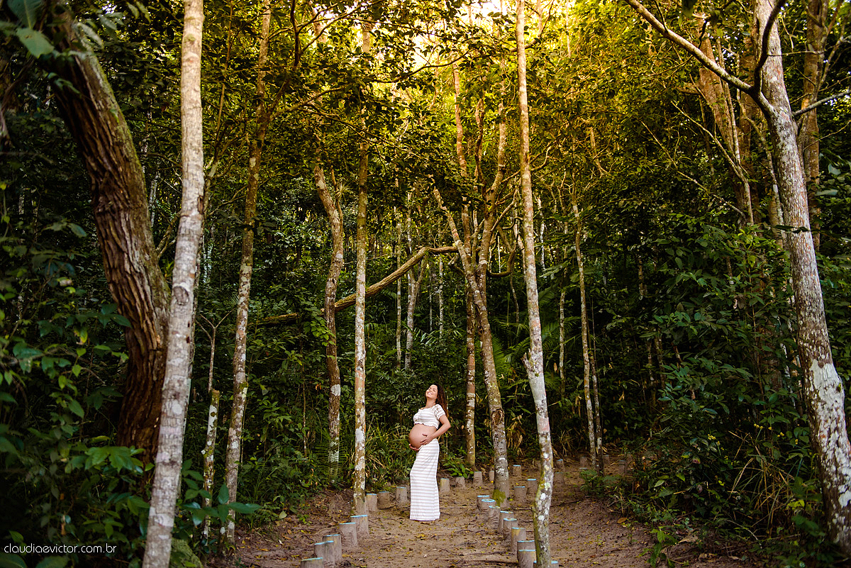Lindo ensaio de gestante por fotógrafos de casamento de vila velha fotógrafos de casamento de vitória espirito santo es com papai mamãe e muita ansiedade e espera pela chegada do bebê Miguel com por do sol, fotos na floresta e ponte com lago