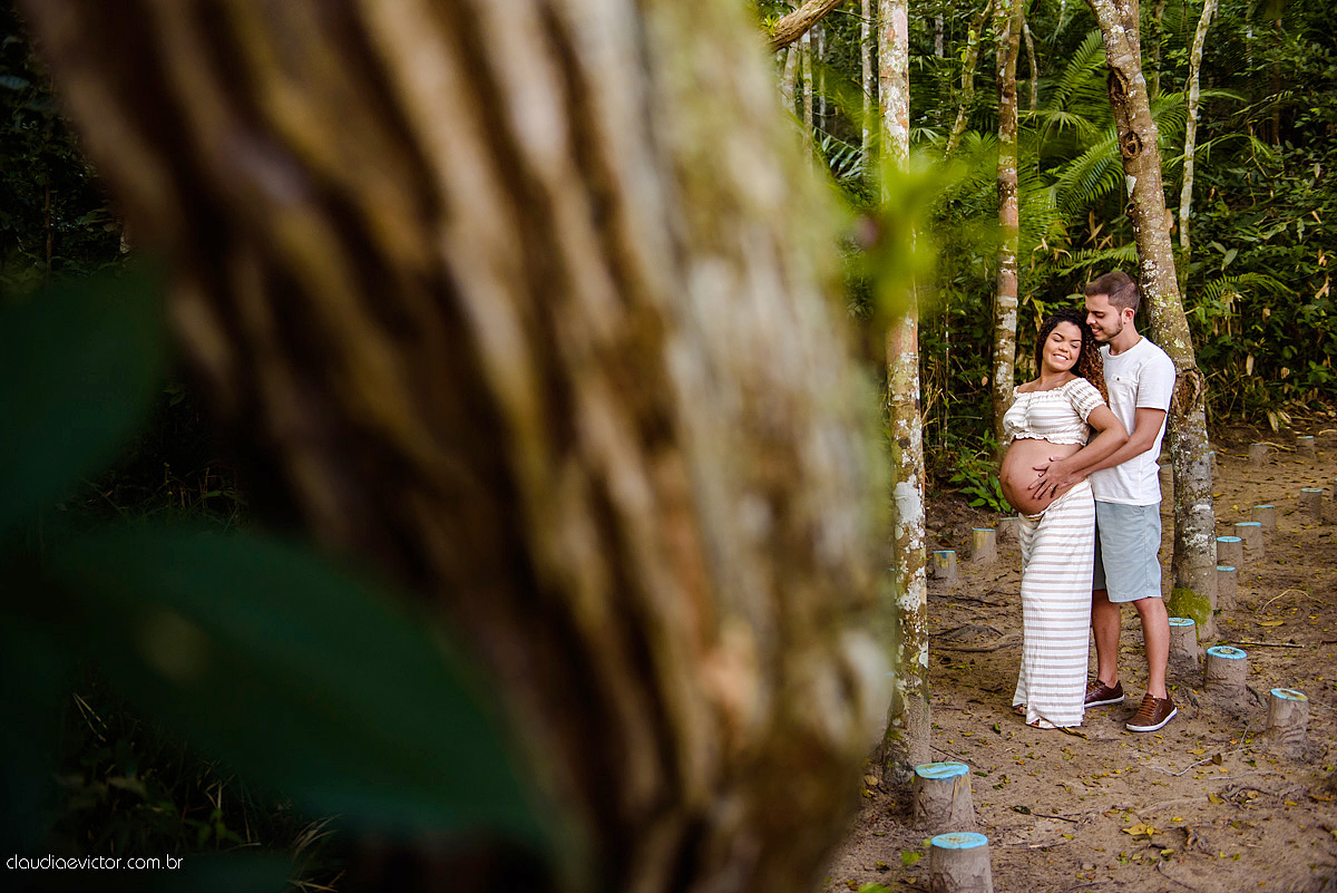 Lindo ensaio de gestante por fotógrafos de casamento de vila velha fotógrafos de casamento de vitória espirito santo es com papai mamãe e muita ansiedade e espera pela chegada do bebê Miguel com por do sol, fotos na floresta e ponte com lago