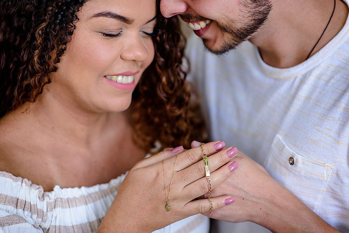 Lindo ensaio de gestante por fotógrafos de casamento de vila velha fotógrafos de casamento de vitória espirito santo es com papai mamãe e muita ansiedade e espera pela chegada do bebê Miguel com por do sol, fotos na floresta e ponte com lago