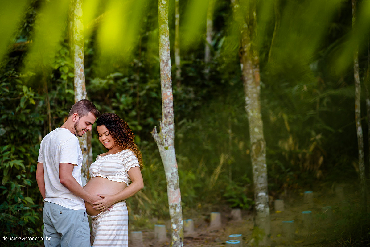 Lindo ensaio de gestante por fotógrafos de casamento de vila velha fotógrafos de casamento de vitória espirito santo es com papai mamãe e muita ansiedade e espera pela chegada do bebê Miguel com por do sol, fotos na floresta e ponte com lago