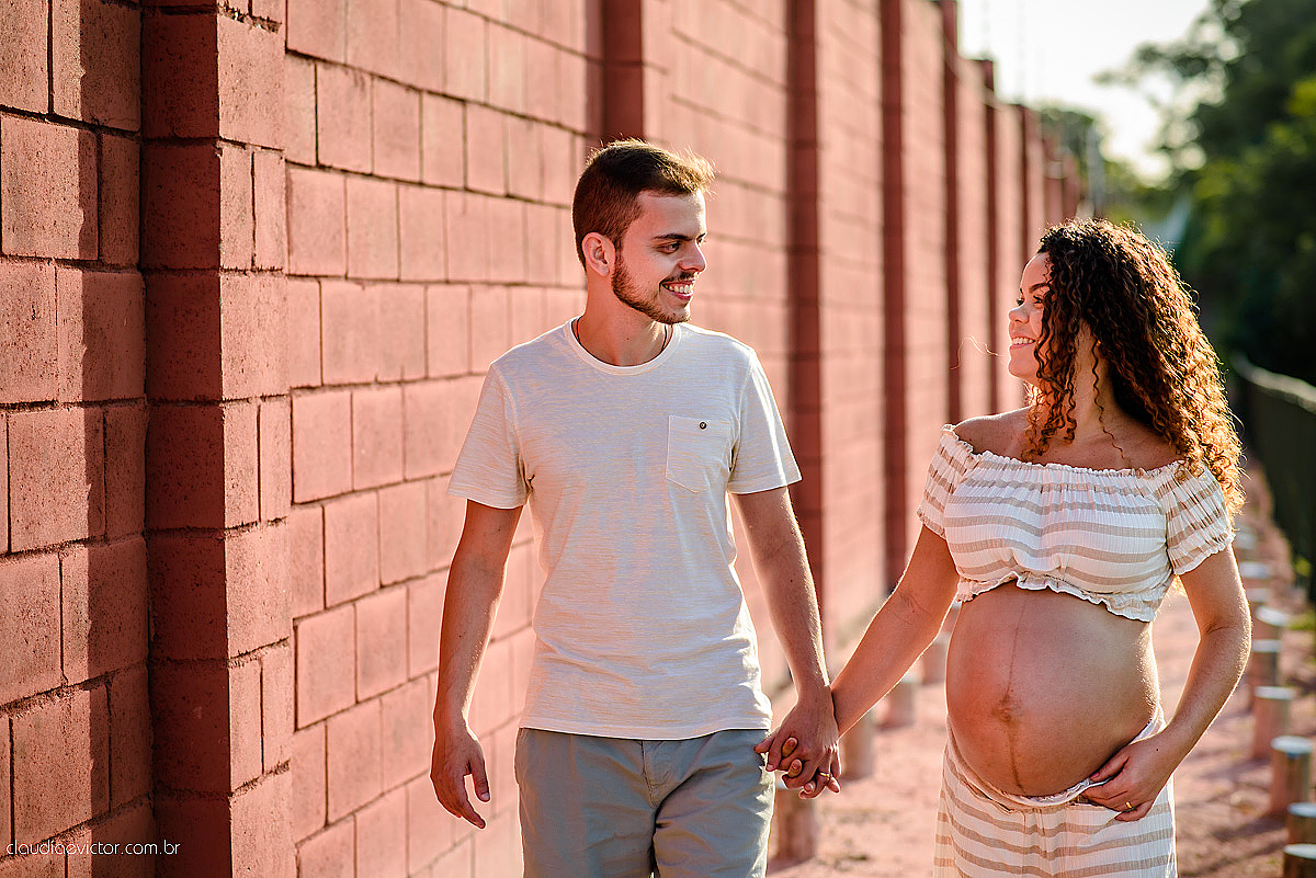 Lindo ensaio de gestante por fotógrafos de casamento de vila velha fotógrafos de casamento de vitória espirito santo es com papai mamãe e muita ansiedade e espera pela chegada do bebê Miguel com por do sol, fotos na floresta e ponte com lago