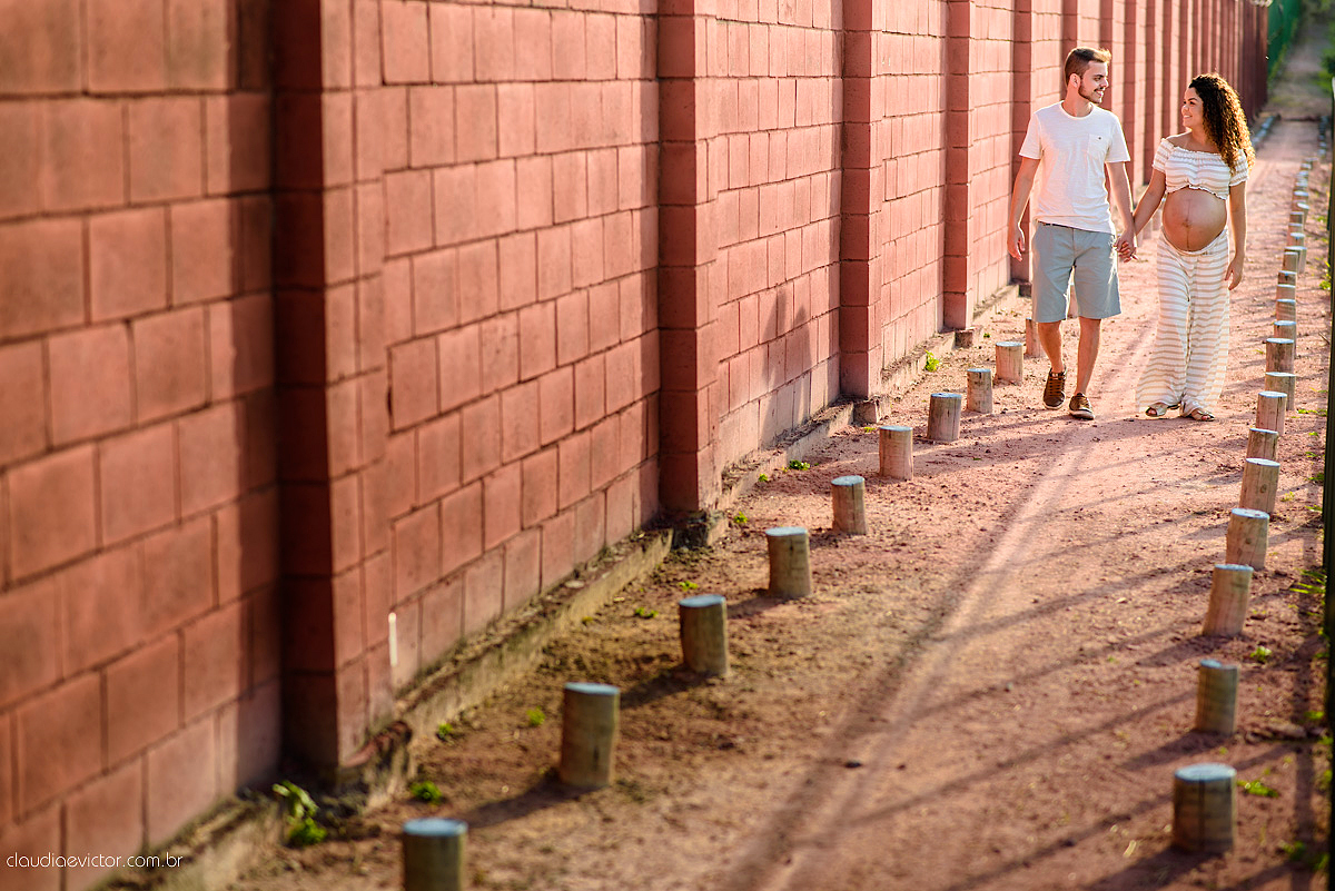 Lindo ensaio de gestante por fotógrafos de casamento de vila velha fotógrafos de casamento de vitória espirito santo es com papai mamãe e muita ansiedade e espera pela chegada do bebê Miguel com por do sol, fotos na floresta e ponte com lago