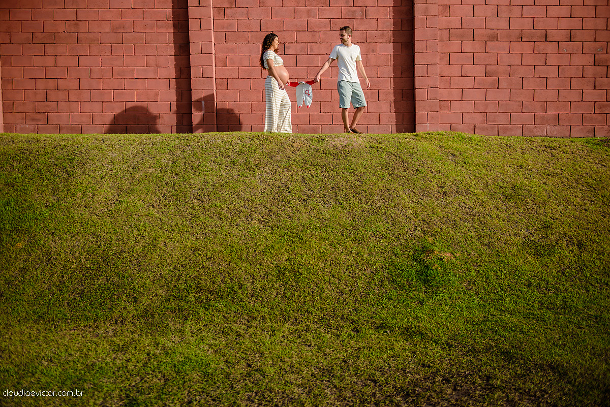 Lindo ensaio de gestante por fotógrafos de casamento de vila velha fotógrafos de casamento de vitória espirito santo es com papai mamãe e muita ansiedade e espera pela chegada do bebê Miguel com por do sol, fotos na floresta e ponte com lago