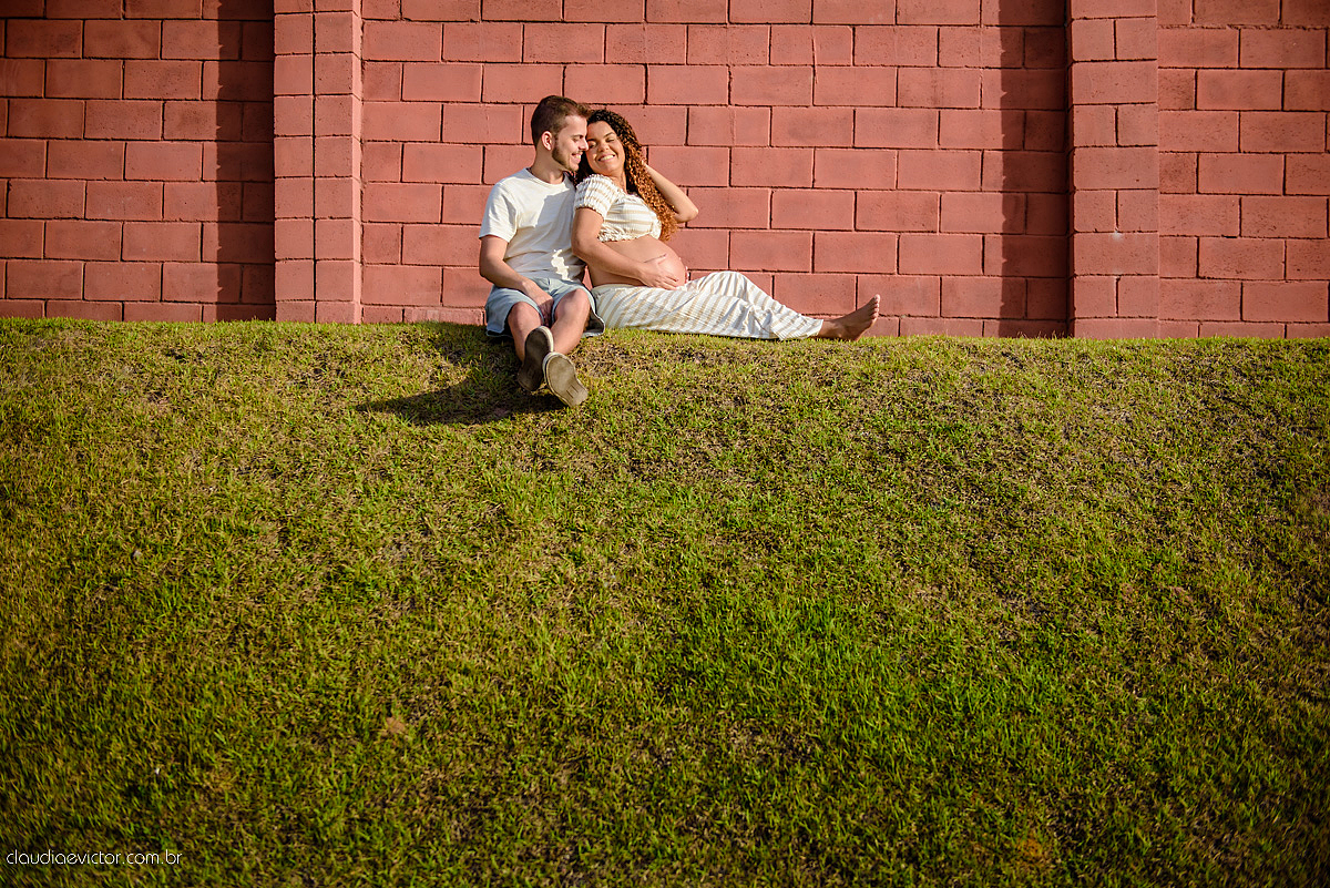 Lindo ensaio de gestante por fotógrafos de casamento de vila velha fotógrafos de casamento de vitória espirito santo es com papai mamãe e muita ansiedade e espera pela chegada do bebê Miguel com por do sol, fotos na floresta e ponte com lago