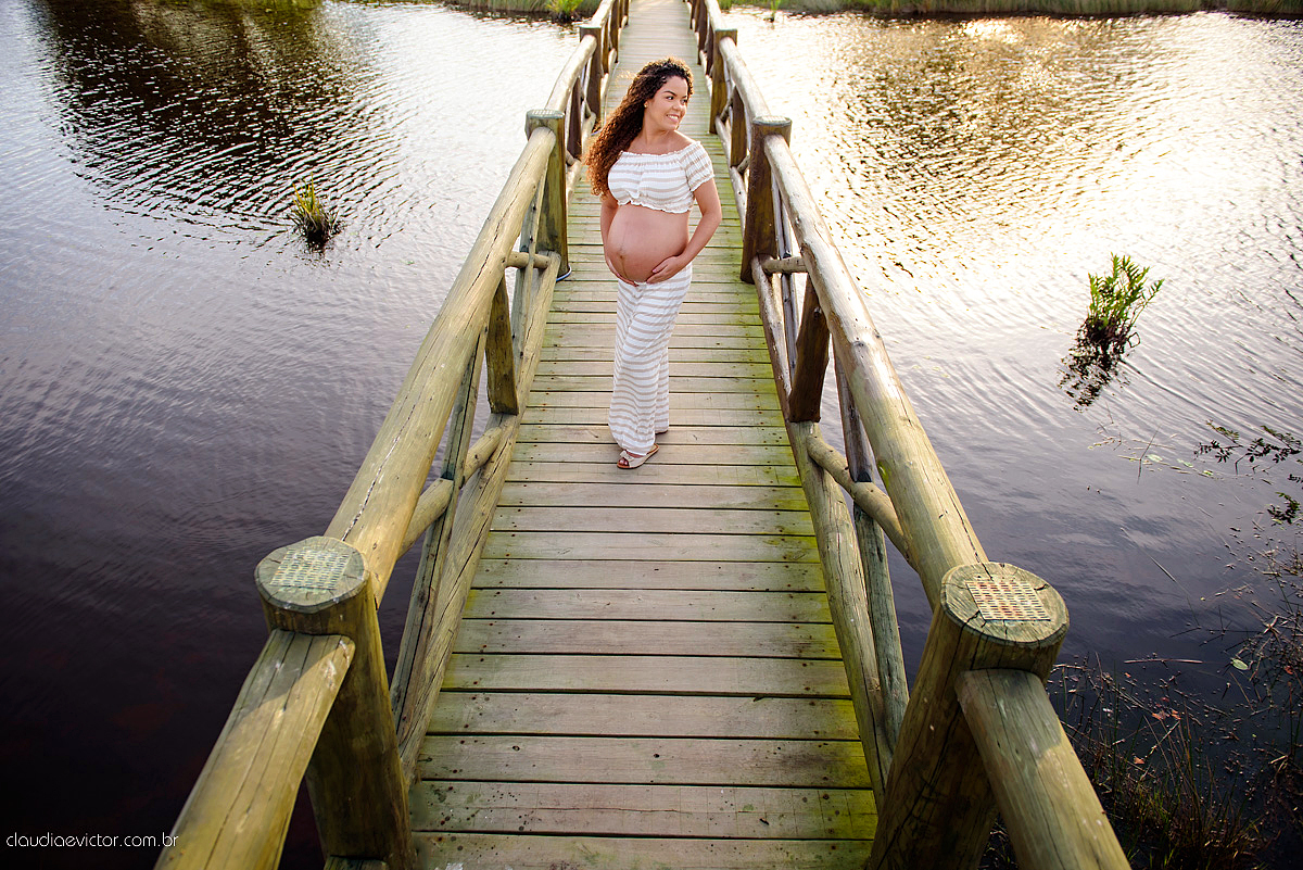 Lindo ensaio de gestante por fotógrafos de casamento de vila velha fotógrafos de casamento de vitória espirito santo es com papai mamãe e muita ansiedade e espera pela chegada do bebê Miguel com por do sol, fotos na floresta e ponte com lago