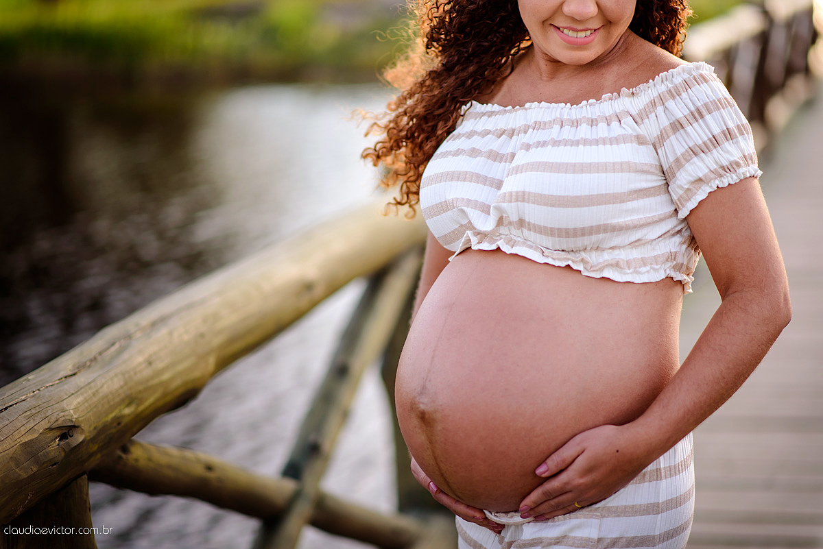 Lindo ensaio de gestante por fotógrafos de casamento de vila velha fotógrafos de casamento de vitória espirito santo es com papai mamãe e muita ansiedade e espera pela chegada do bebê Miguel com por do sol, fotos na floresta e ponte com lago