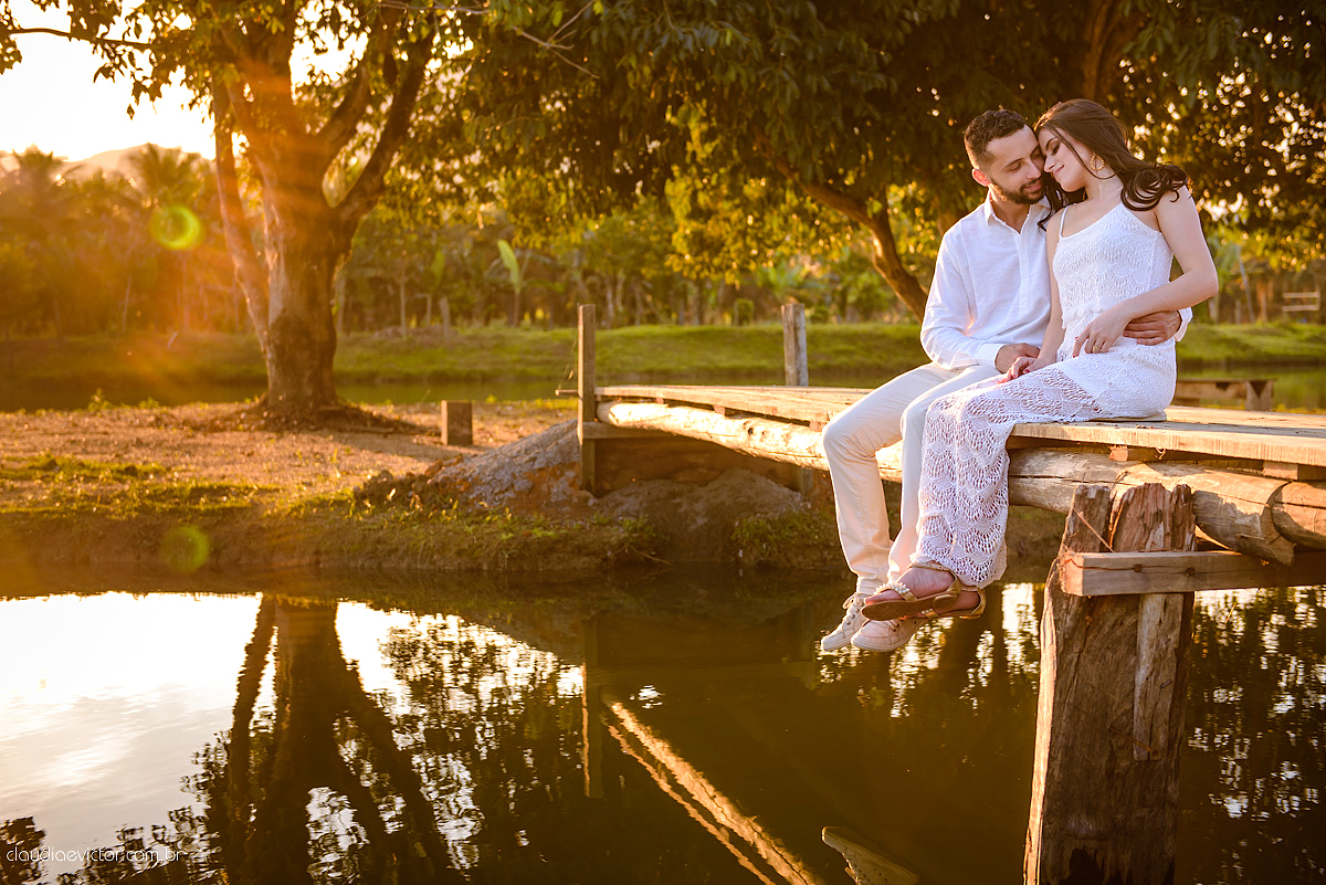 Lindo ensaio de casal externo com noivo noiva e muita alegria no por do sol feito por fotógrafos de casamento de vila velha fotógrafos de casamento de vitória fotógrafos de casamento de serra espirito santo es