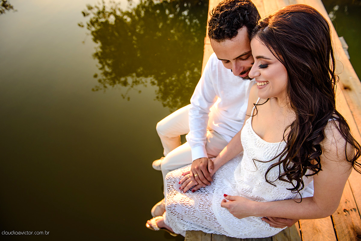 Lindo ensaio de casal externo com noivo noiva e muita alegria no por do sol feito por fotógrafos de casamento de vila velha fotógrafos de casamento de vitória fotógrafos de casamento de serra espirito santo es