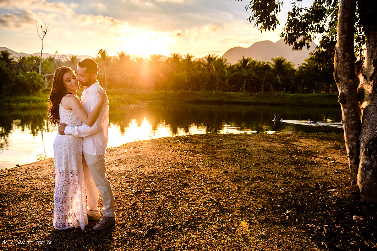 Lindo ensaio de casal externo com noivo noiva e muita alegria no por do sol feito por fotógrafos de casamento de vila velha fotógrafos de casamento de vitória fotógrafos de casamento de serra espirito santo es