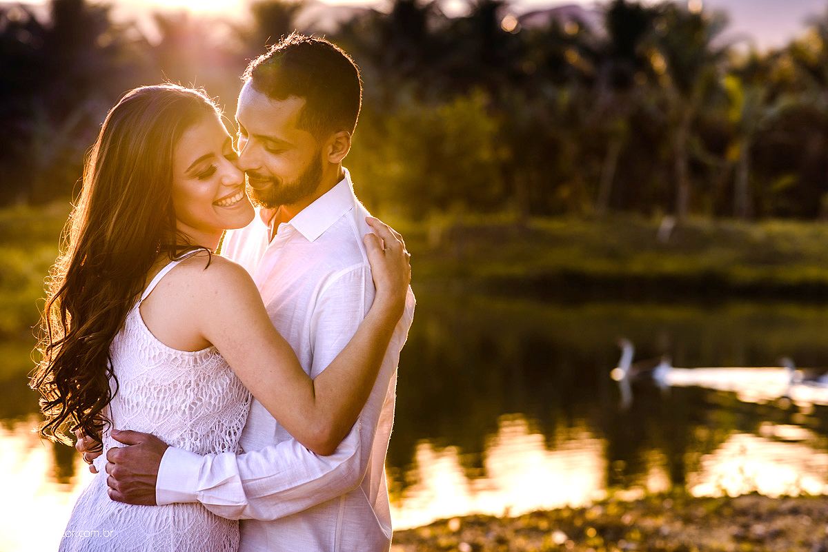 Lindo ensaio de casal externo com noivo noiva e muita alegria no por do sol feito por fotógrafos de casamento de vila velha fotógrafos de casamento de vitória fotógrafos de casamento de serra espirito santo es
