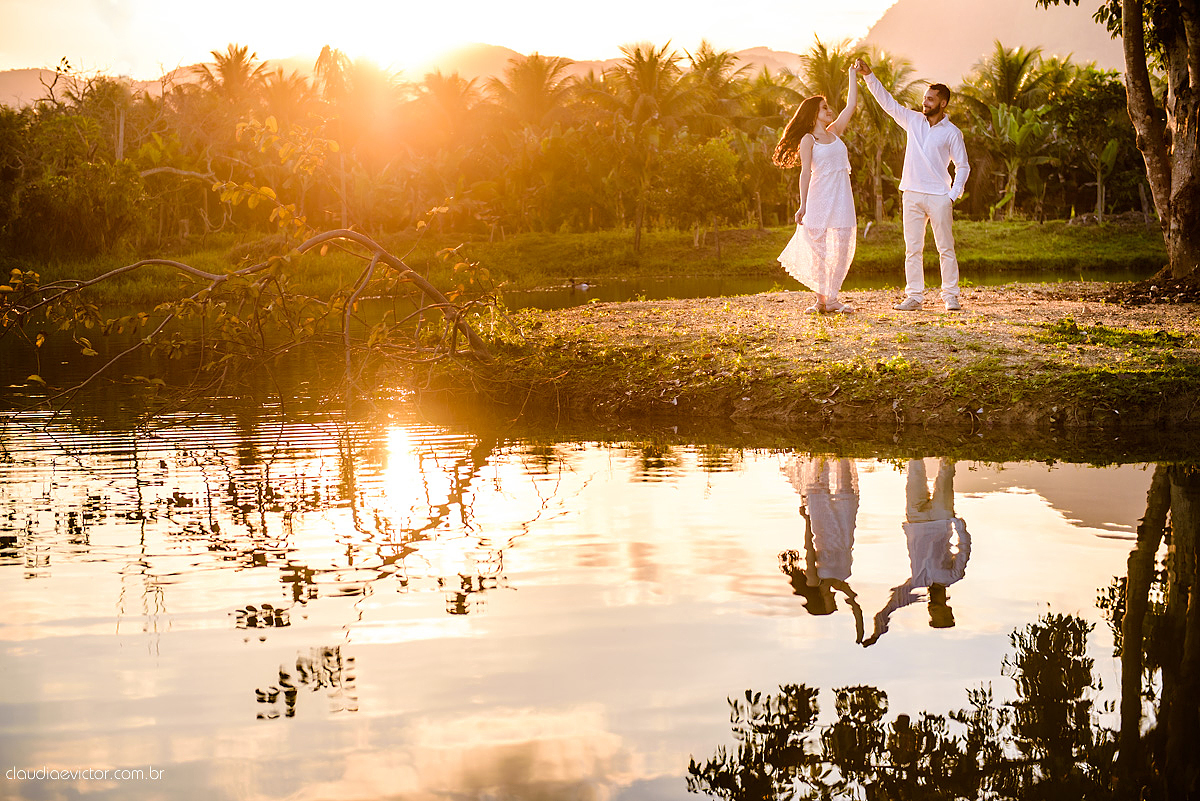 Lindo ensaio de casal externo com noivo noiva e muita alegria no por do sol feito por fotógrafos de casamento de vila velha fotógrafos de casamento de vitória fotógrafos de casamento de serra espirito santo es