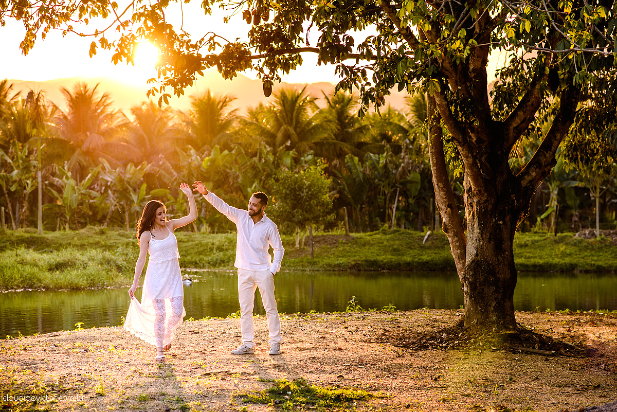 Lindo ensaio de casal externo com noivo noiva e muita alegria no por do sol feito por fotógrafos de casamento de vila velha fotógrafos de casamento de vitória fotógrafos de casamento de serra espirito santo es