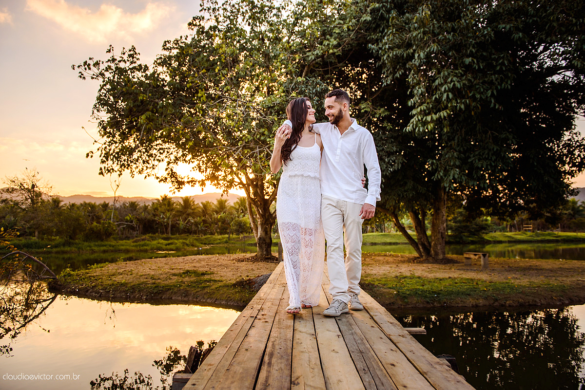 Lindo ensaio de casal externo com noivo noiva e muita alegria no por do sol feito por fotógrafos de casamento de vila velha fotógrafos de casamento de vitória fotógrafos de casamento de serra espirito santo es