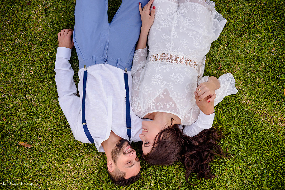 Lindo ensaio de casal externo com noivo noiva e muita alegria no por do sol feito por fotógrafos de casamento de vila velha fotógrafos de casamento de vitória fotógrafos de casamento de serra espirito santo es