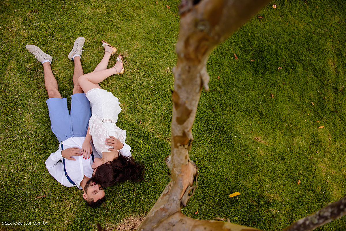 Lindo ensaio de casal externo com noivo noiva e muita alegria no por do sol feito por fotógrafos de casamento de vila velha fotógrafos de casamento de vitória fotógrafos de casamento de serra espirito santo es