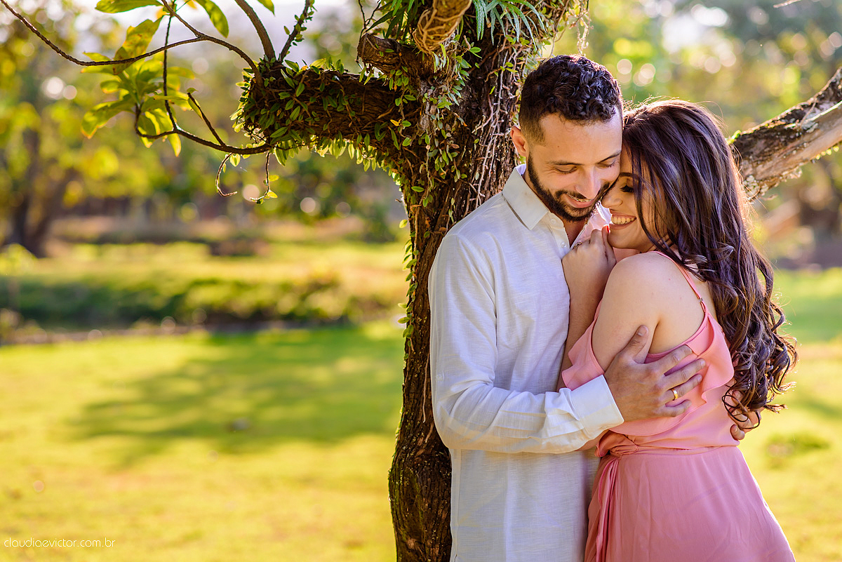 Lindo ensaio de casal externo com noivo noiva e muita alegria no por do sol feito por fotógrafos de casamento de vila velha fotógrafos de casamento de vitória fotógrafos de casamento de serra espirito santo es