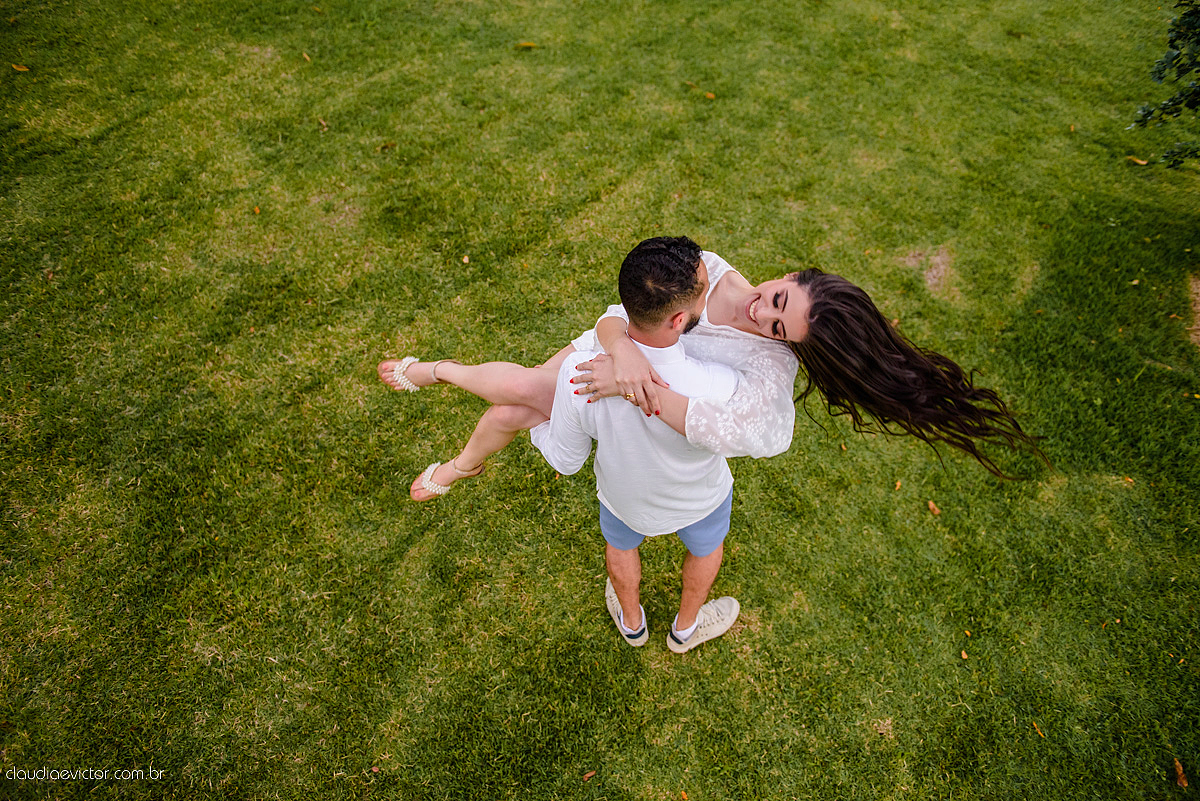 Lindo ensaio de casal externo com noivo noiva e muita alegria no por do sol feito por fotógrafos de casamento de vila velha fotógrafos de casamento de vitória fotógrafos de casamento de serra espirito santo es