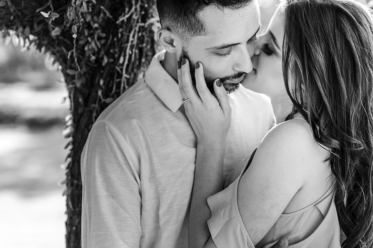 Lindo ensaio de casal externo com noivo noiva e muita alegria no por do sol feito por fotógrafos de casamento de vila velha fotógrafos de casamento de vitória fotógrafos de casamento de serra espirito santo es