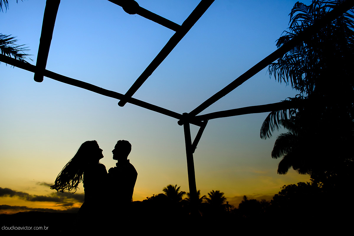 Lindo ensaio de casal externo com noivo noiva e muita alegria no por do sol feito por fotógrafos de casamento de vila velha fotógrafos de casamento de vitória fotógrafos de casamento de serra espirito santo es