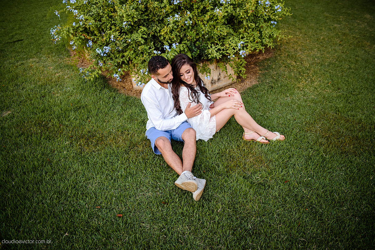 Lindo ensaio de casal externo com noivo noiva e muita alegria no por do sol feito por fotógrafos de casamento de vila velha fotógrafos de casamento de vitória fotógrafos de casamento de serra espirito santo es