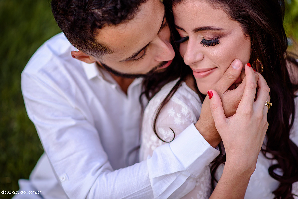 Lindo ensaio de casal externo com noivo noiva e muita alegria no por do sol feito por fotógrafos de casamento de vila velha fotógrafos de casamento de vitória fotógrafos de casamento de serra espirito santo es