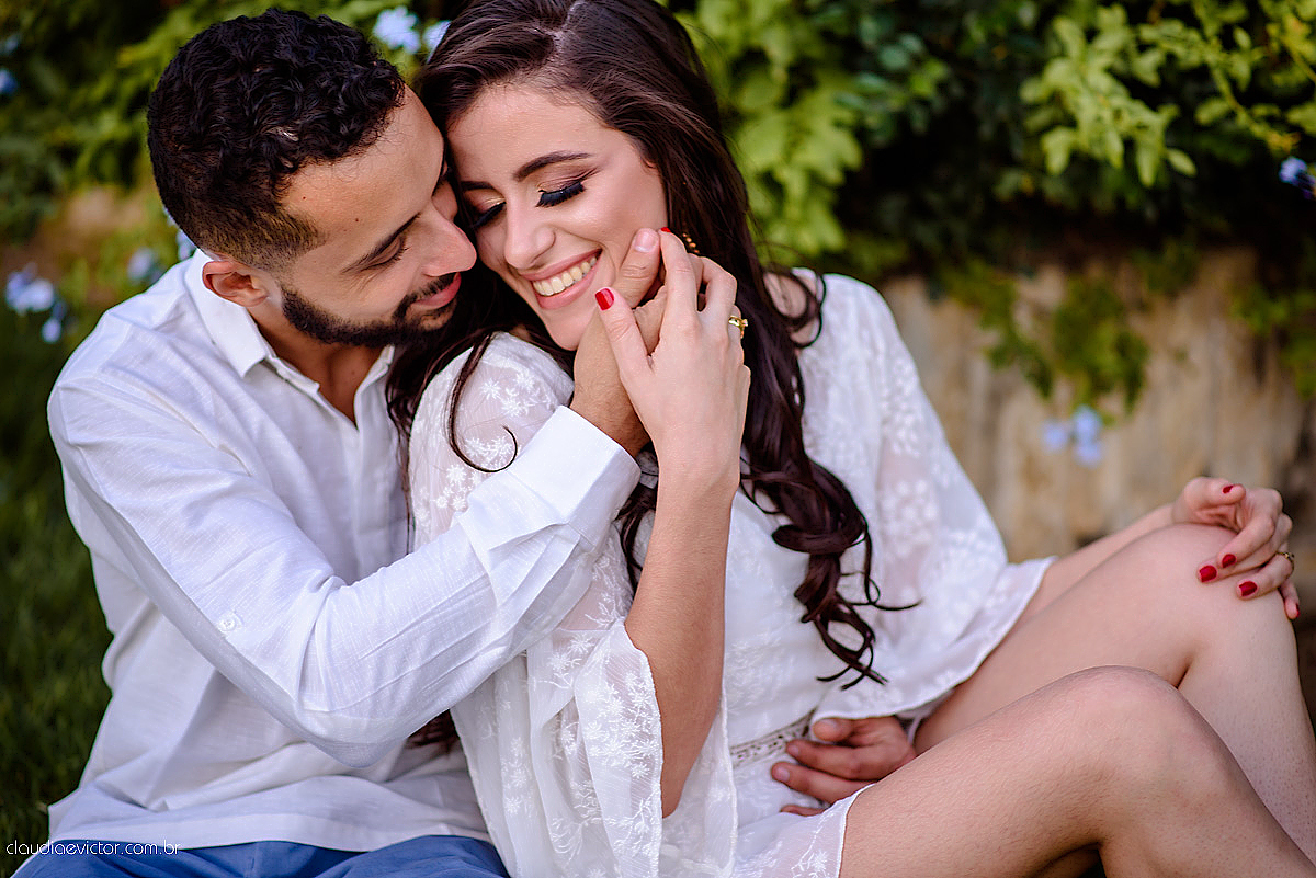 Lindo ensaio de casal externo com noivo noiva e muita alegria no por do sol feito por fotógrafos de casamento de vila velha fotógrafos de casamento de vitória fotógrafos de casamento de serra espirito santo es