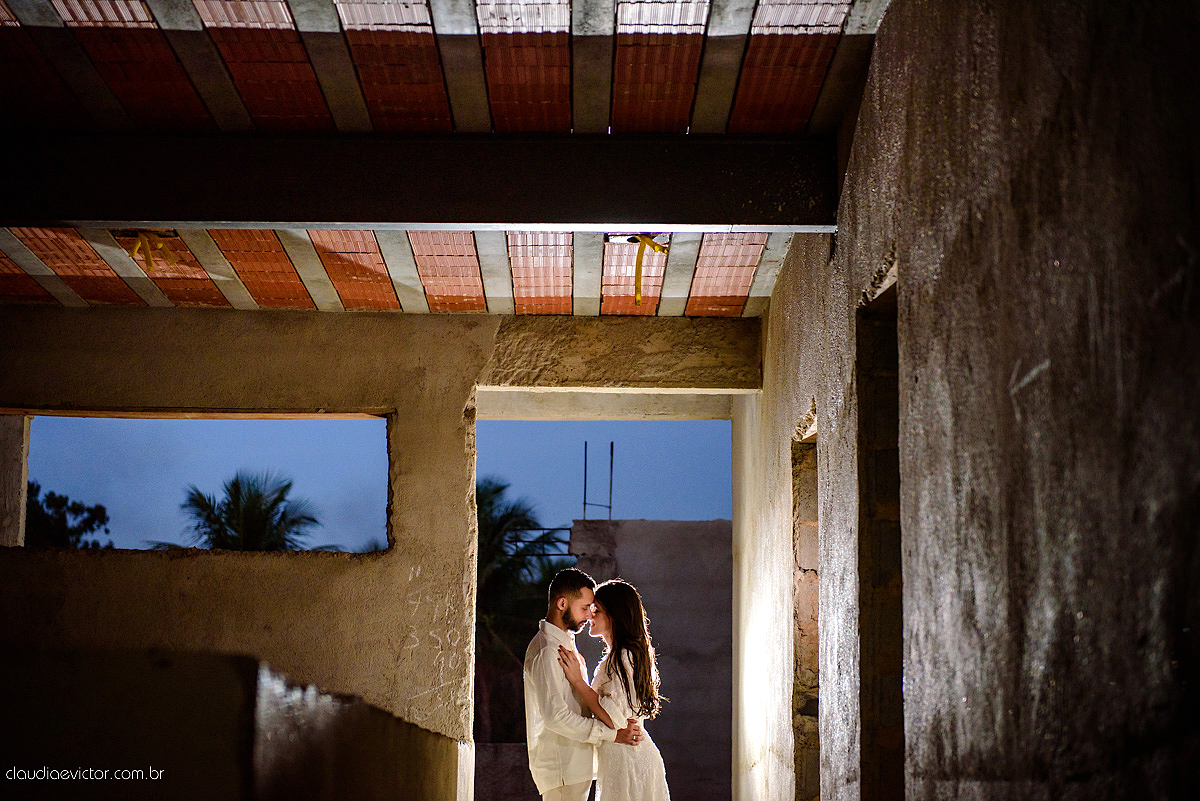Lindo ensaio de casal externo com noivo noiva e muita alegria no por do sol feito por fotógrafos de casamento de vila velha fotógrafos de casamento de vitória fotógrafos de casamento de serra espirito santo es
