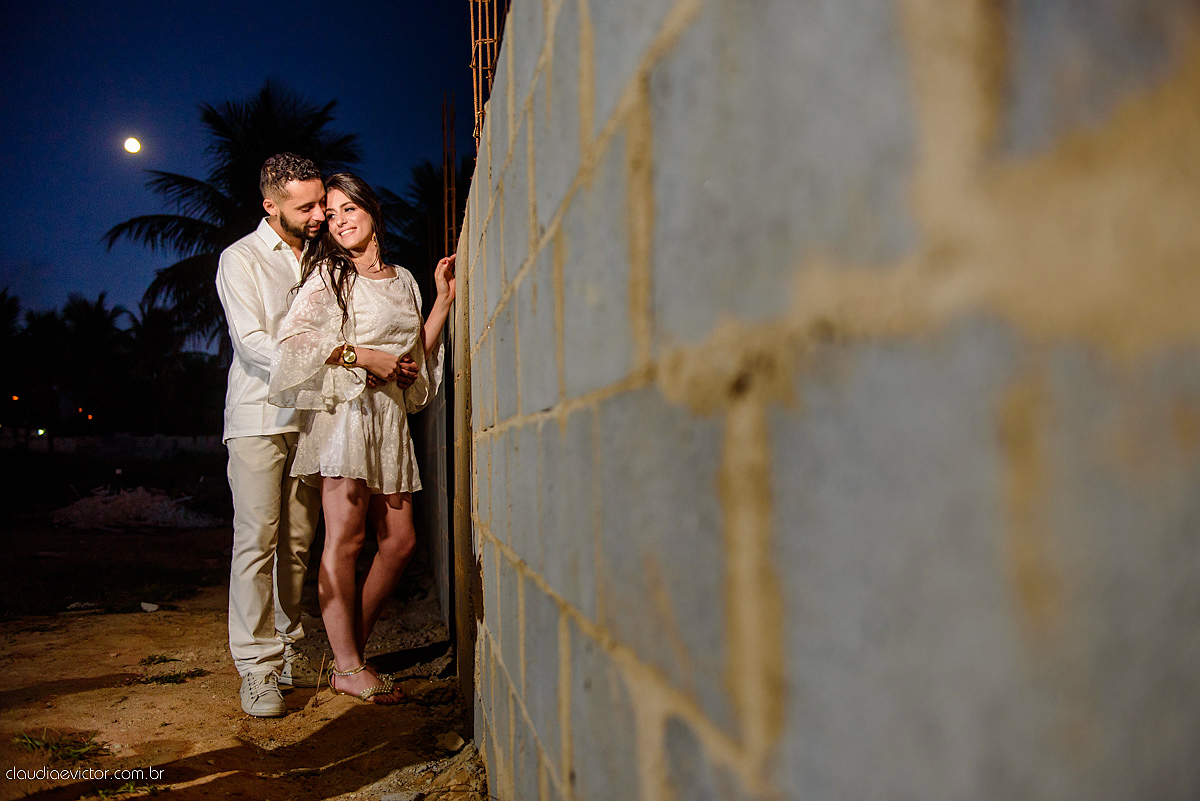 Lindo ensaio de casal externo com noivo noiva e muita alegria no por do sol feito por fotógrafos de casamento de vila velha fotógrafos de casamento de vitória fotógrafos de casamento de serra espirito santo es