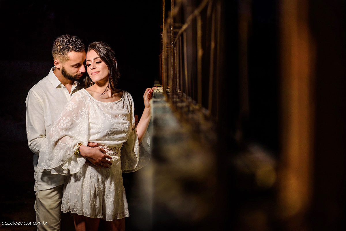 Lindo ensaio de casal externo com noivo noiva e muita alegria no por do sol feito por fotógrafos de casamento de vila velha fotógrafos de casamento de vitória fotógrafos de casamento de serra espirito santo es