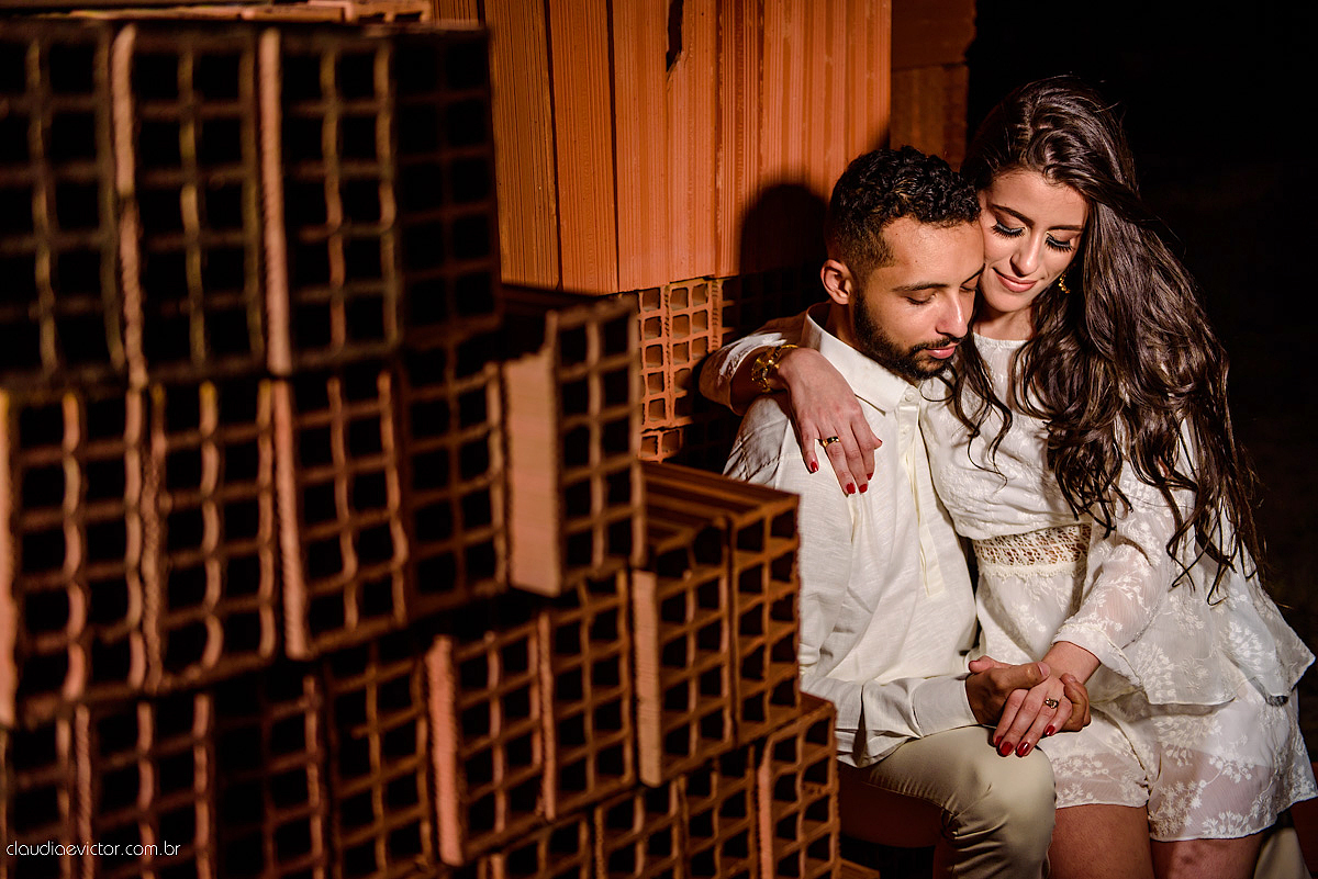 Lindo ensaio de casal externo com noivo noiva e muita alegria no por do sol feito por fotógrafos de casamento de vila velha fotógrafos de casamento de vitória fotógrafos de casamento de serra espirito santo es