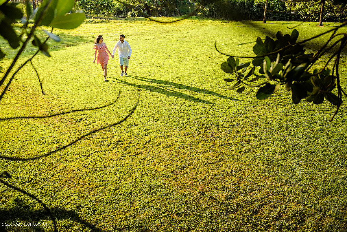 Lindo ensaio de casal externo com noivo noiva e muita alegria no por do sol feito por fotógrafos de casamento de vila velha fotógrafos de casamento de vitória fotógrafos de casamento de serra espirito santo es