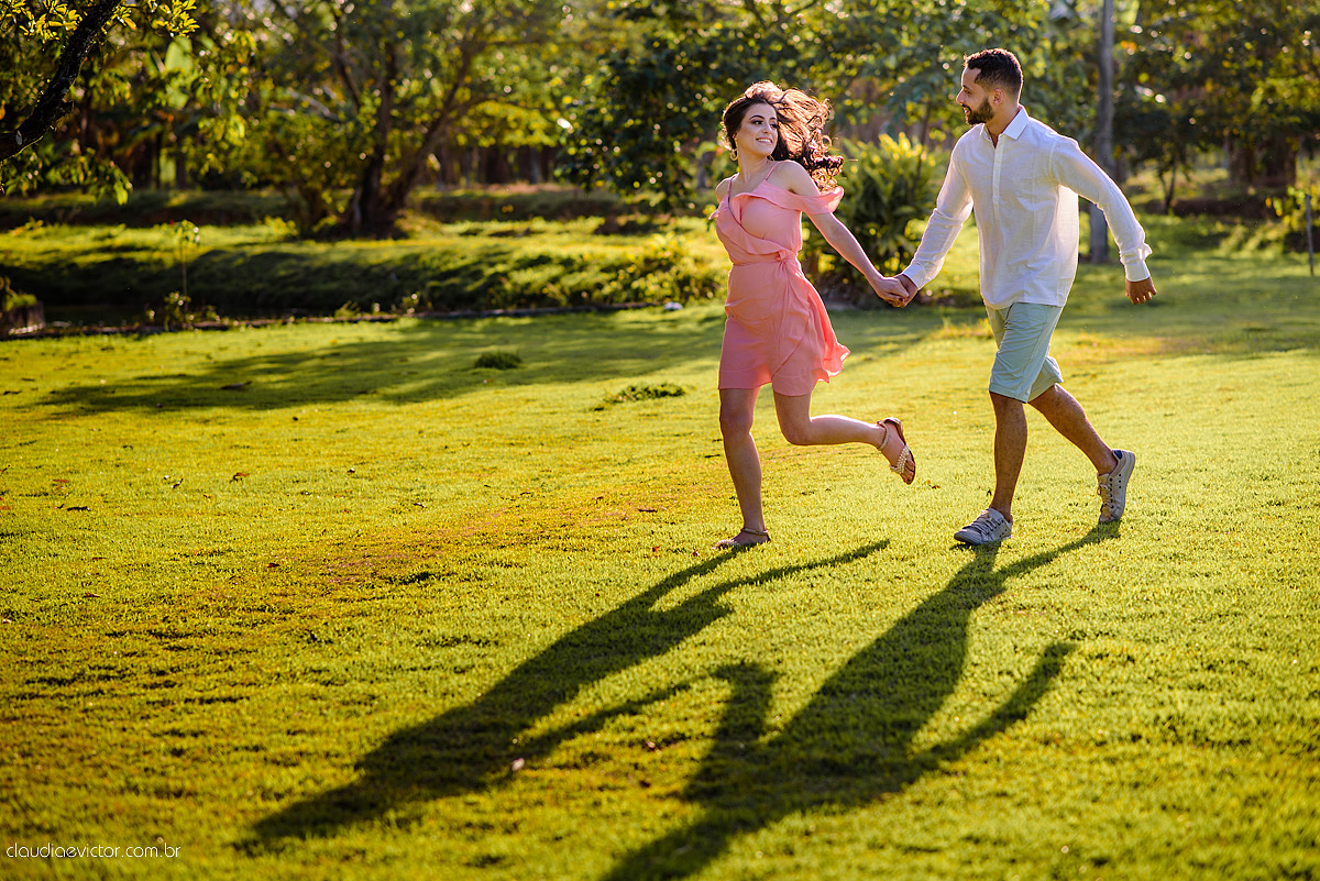 Lindo ensaio de casal externo com noivo noiva e muita alegria no por do sol feito por fotógrafos de casamento de vila velha fotógrafos de casamento de vitória fotógrafos de casamento de serra espirito santo es