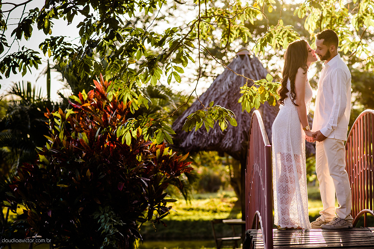 Lindo ensaio de casal externo com noivo noiva e muita alegria no por do sol feito por fotógrafos de casamento de vila velha fotógrafos de casamento de vitória fotógrafos de casamento de serra espirito santo es