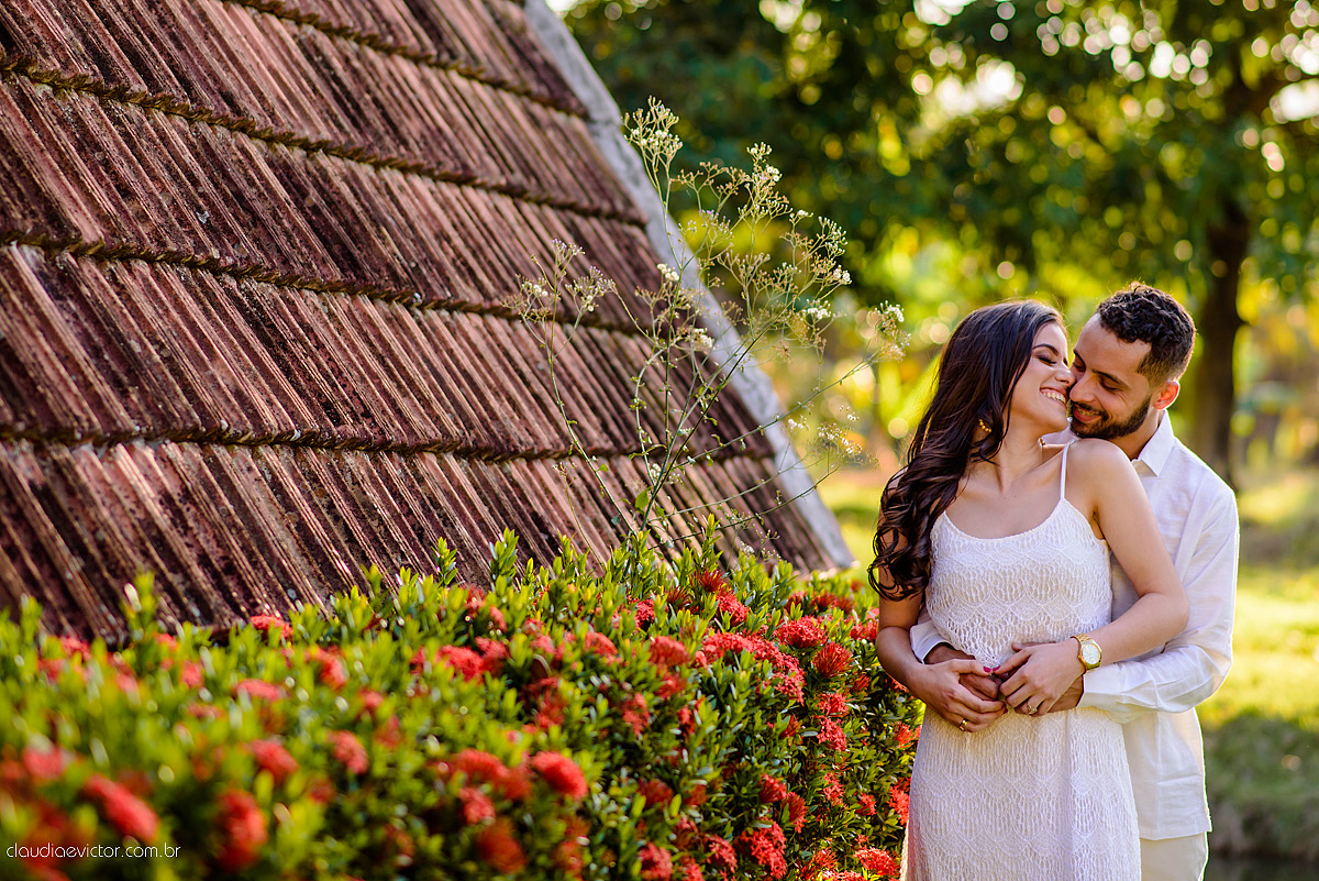 Lindo ensaio de casal externo com noivo noiva e muita alegria no por do sol feito por fotógrafos de casamento de vila velha fotógrafos de casamento de vitória fotógrafos de casamento de serra espirito santo es