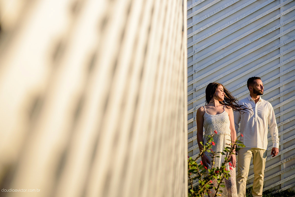 Lindo ensaio de casal externo com noivo noiva e muita alegria no por do sol feito por fotógrafos de casamento de vila velha fotógrafos de casamento de vitória fotógrafos de casamento de serra espirito santo es