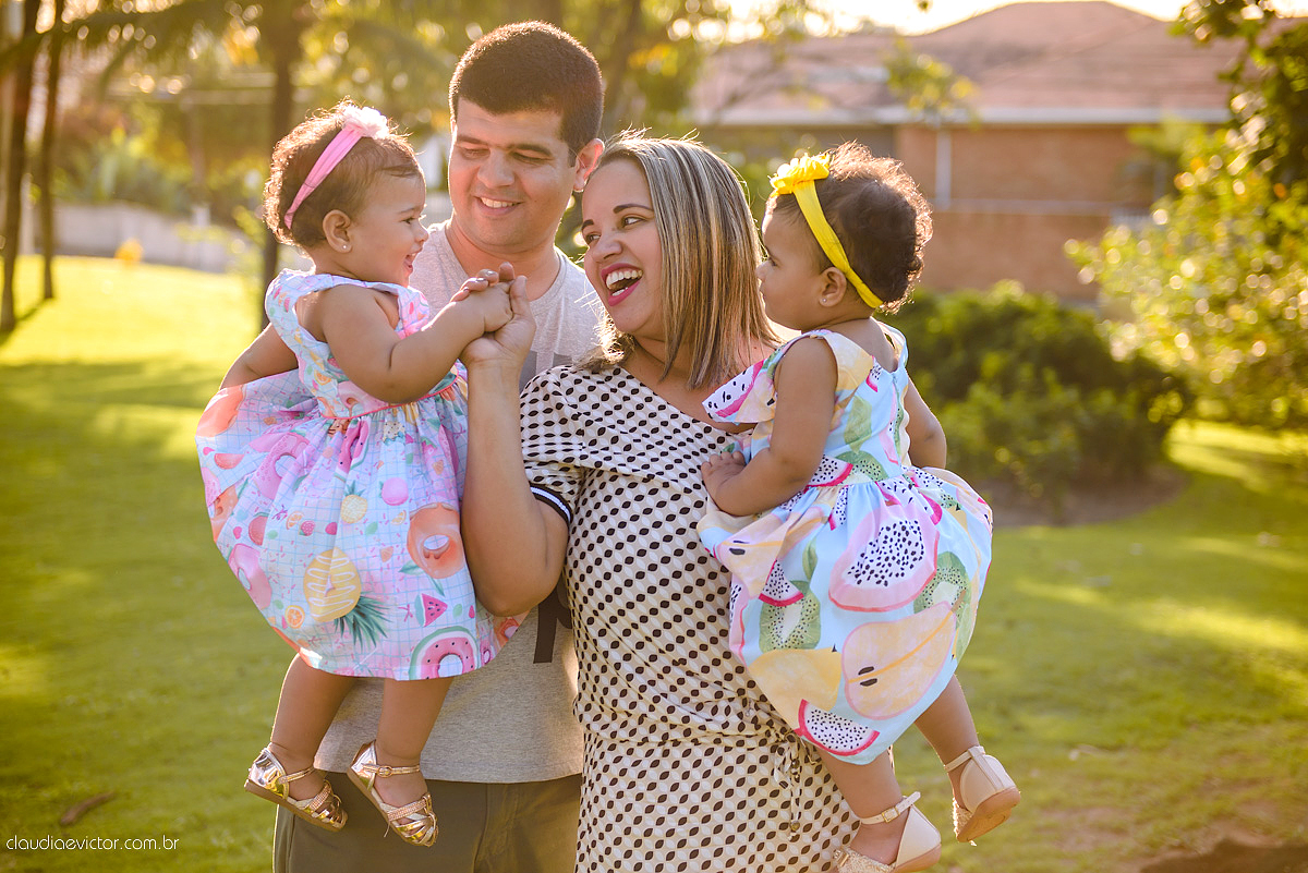 ensaio infantil smash the cake com irmãs gêmeas por do sol fotografado por fotógrafos de casamento de vila velha fotógrafos de casamento de vitória fotógrafos de casamento de serra espirito santo es na ilha do frade em vitória espirito santo