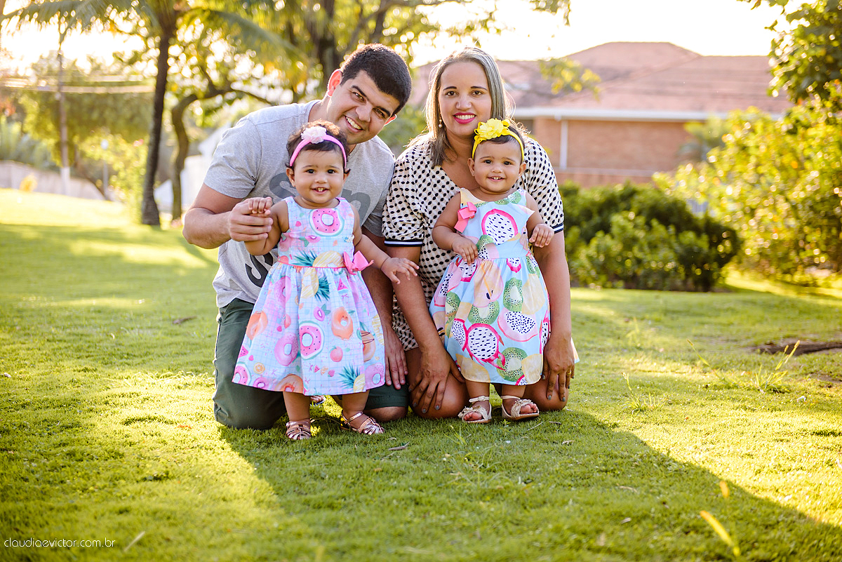 ensaio infantil smash the cake com irmãs gêmeas por do sol fotografado por fotógrafos de casamento de vila velha fotógrafos de casamento de vitória fotógrafos de casamento de serra espirito santo es na ilha do frade em vitória espirito santo