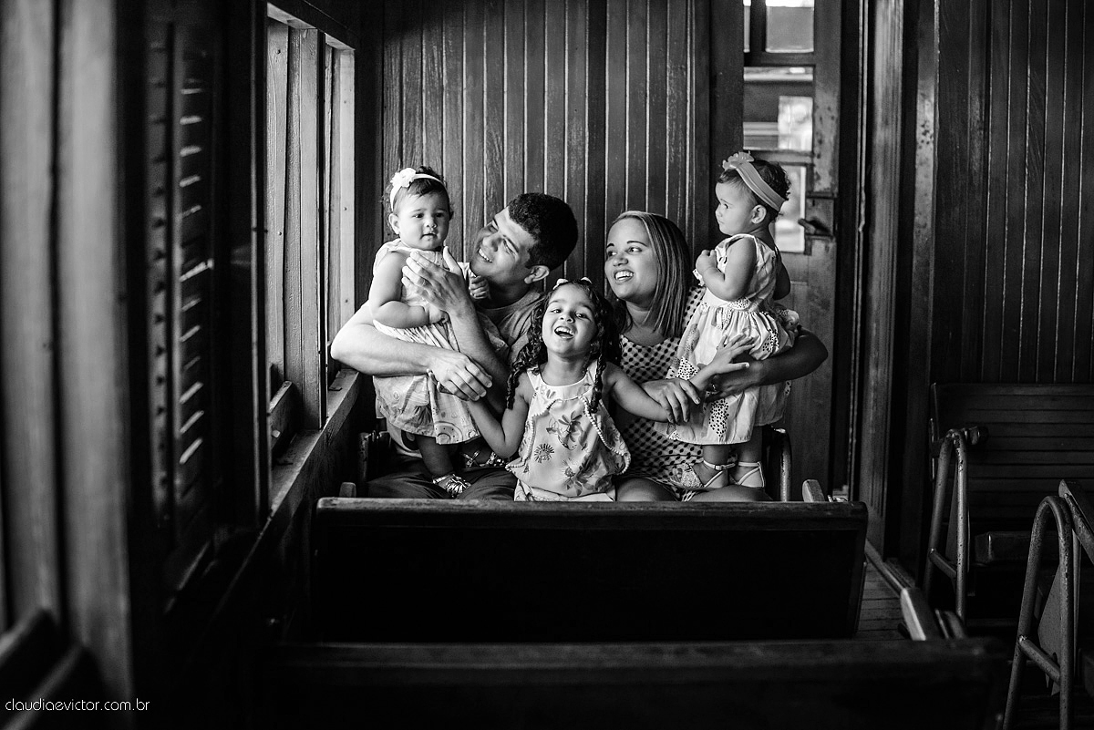 ensaio infantil smash the cake com irmãs gêmeas por do sol fotografado por fotógrafos de casamento de vila velha fotógrafos de casamento de vitória fotógrafos de casamento de serra espirito santo es na ilha do frade em vitória espirito santo
